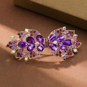 Detalle del pasador de pelo con diamantes morados, elegante lazo de cristal brillante.