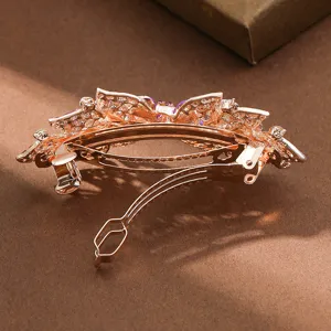 Detalle de horquilla de pedrería en oro rosa elegante, pasador de resorte de cristal para mujeres.