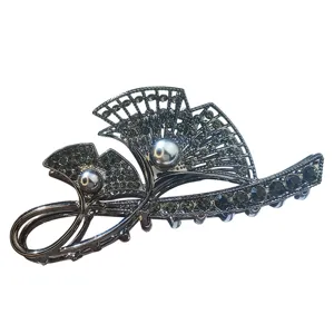 Elegant fan-shaped hair claw clip with sparkling rhinestones and pearls for chic hairstyles.