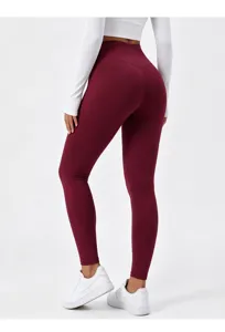 Primo piano dettagliato di leggings da yoga bordeaux a vita alta con effetto push-up.