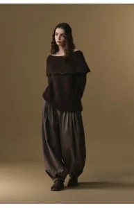 High-waisted pleated wool blend harem pants, featuring a flattering silhouette for autumn winter.