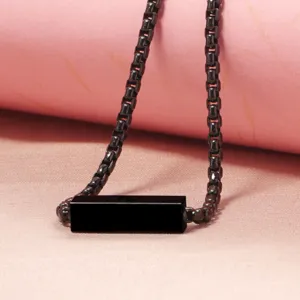 Minimalistische schwarze Kette mit rechteckigem Anhaenger, schickes Design fuer den Alltag.
