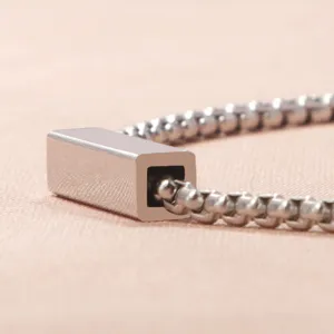 Nahaufnahme Detail der silbernen hohlen Vierkant Metallkette im modernen minimalistischen Stil
