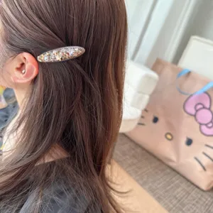 Detailansicht der stilvollen Kristall Acetat Seitenhaarspange, eleganter Modeschmuck.