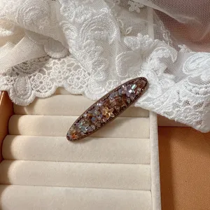 Detaillierte Nahaufnahme der eleganten Strass-Haarspange mit glitzernden Kristallen.