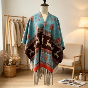 Wesentlicher warmer Strick-Poncho Schal mit süßem Hirsch- und Schneeflockenmuster.