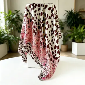 Modischer Leopardenmuster Satin Quadratschal für Damen, elegantes rosa Farbverlauf Kopftuch 90cm.