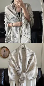 Retro böhmisch bedruckter leichter Schal, elegante Reise Mode Accessoire Detailaufnahme.