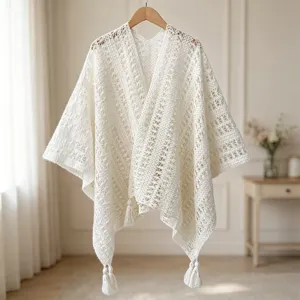 Cardigan cape en tricot ajoure style retro chic, vetement de protection solaire blanc elegant.