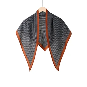 Écharpe triangulaire chic pied-de-poule avec bord marron, élégant châle de mode pour femmes.