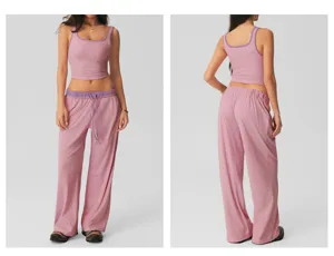 Conjunto de dos piezas con top corto de lunares rosas y pantalones largos anchos de mujer.