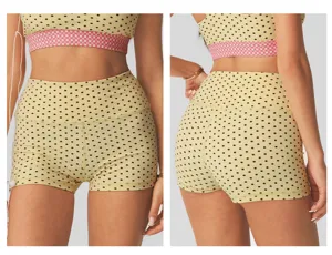 Gedetailleerd overzicht van gele sportshorts met hoge taille en roze geruite rand.