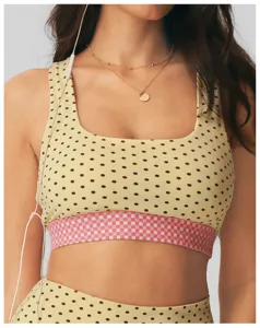 Sport-bh met vierkante hals en polkadots detailweergave met roze geruite onderband.