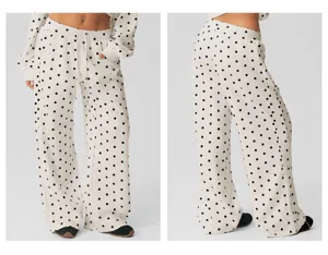 Polkadot print wijde pijpen lounge broek detail weergave toont comfortabele zakken en pasvorm.