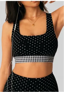 Detail van polka dot sportbeha, ademende crop top voor yoga, pilates en fitness trainingen.