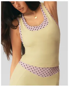 Stijlvolle dames yoga tanktop met polkadots gelaagde look fitness sport training kleding.