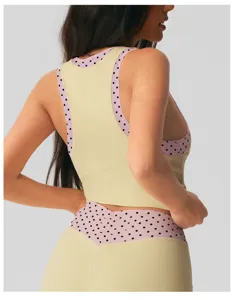 Detailopname van dames yoga hemd met stipjes design, strakke sport fitness top voor gym.