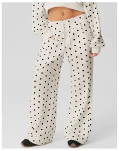 Detailopname van dames polkadot loungewear broek en crop top set, comfortabele pasvorm.