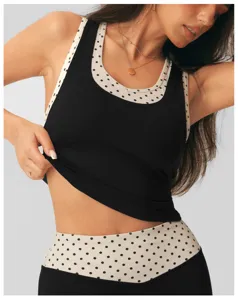 Gedetailleerd overzicht van de dames polkadot nep tweedelige sport yoga vest met slanke taille pasvorm.