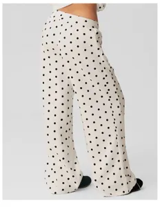 Gedetailleerd overzicht van de dames casual broek met stiprint en comfortabele wijde pasvorm.