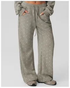 Grijze joggingbroek met stippen en zakken, comfortabele sportieve yoga wijde broek detail.