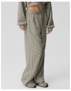 Gedetailleerd overzicht van casual dames joggingbroek met stippen, trekkoord en handige zakken.