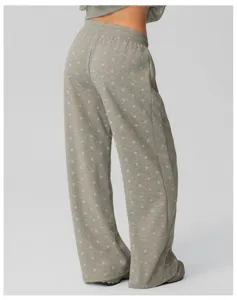 Detail van casual joggingbroek met stipjesprint, comfortabele losse loungeroom broek.