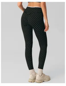 Gedetailleerd overzicht van zwarte dames yoga leggings met stippen voor sport fitness.