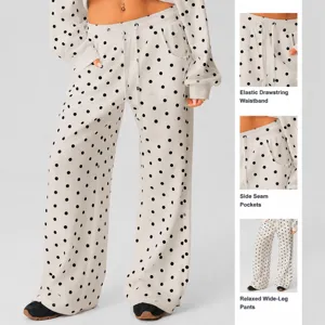 Dames casual joggingbroek met polkadots, elastische taille met trekkoord en zakken.