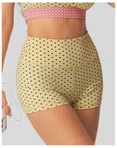 Gedetailleerd overzicht van de yogashort met hoge taille en zachte elastische textuur.