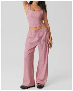 Conjunto de top corto con lunares rosas y pantalon ancho de descanso para uso diario.