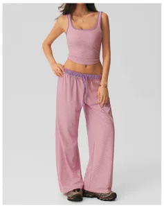 Detalle conjunto loungewear lunares rosas, top corto lindo y pantalón ancho casual.