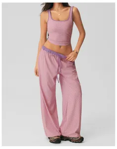 Conjunto elegante de top corto con lunares rosas y pantalón ancho de estar por casa