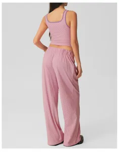 Vista trasera detallada del conjunto de loungewear rosa de lunares con top y pantalón.