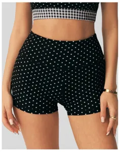 Detail van yogashorts met polkadots en sneldrogende stof voor fitness en buitensporten.