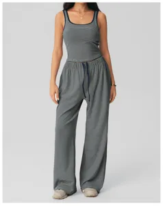 Conjunto de loungewear a rayas para mujer, top ajustado y pantalón ancho y cómodo.