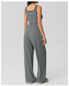 Mujer elegante camiseta de tirantes a rayas y pantalones anchos conjunto casual.