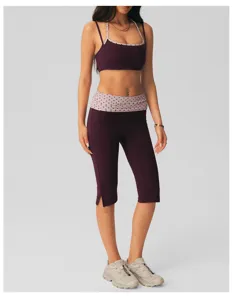 Close-up detail van de stijlvolle polka dot halter sport-bh en yoga capribroek.