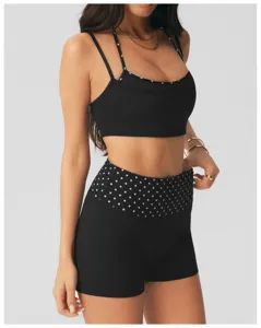 Gedetailleerd overzicht van de stijlvolle stippen sportset met zwarte sport-bh en shorts.
