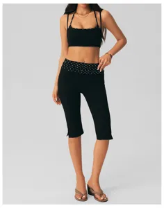 Gedetailleerd overzicht van de zwarte tweedelige sportset met crop top en legging.