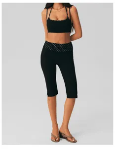 Gedetailleerd aanzicht van de zwarte halter crop top en strass polka dot legging.