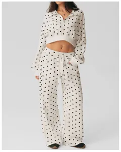 Polka dot crop ritssluiting hoodie detail en hoge taille wijde broek close up look style