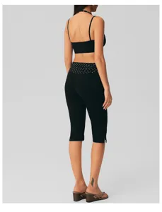 Zwarte sporttop en hoge taille yoga broek met stippen in detail voor fitness training.