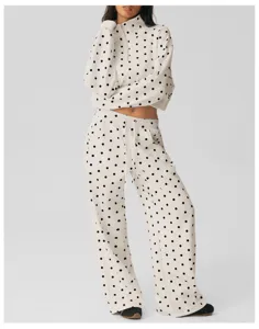 Gedetailleerde weergave van het zwart-witte polka dot trainingspak met zachte stof.