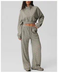 Grijs polkadot trainingspak met cropped zip-top en comfortabele high-waist wijde broek.