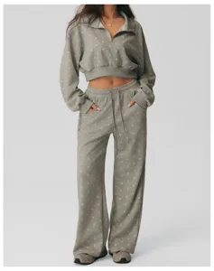 Gedetailleerd overzicht van de grijze polkadot crop trui en wijde loungebroek set.