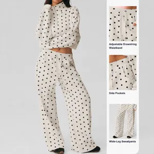 Chique witte joggingbroek en top set met stippen en een comfortabele pasvorm.