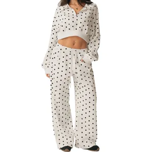 Dames stippen loungewear set met ritssluiting crop top en wijde broek casual chic.