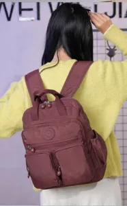 Zaino in nylon tinta unita con tasche multiple, grande borsa da viaggio per uso quotidiano.