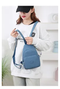Vista dettagliata dello zaino convertibile in nylon blu con pratiche tasche frontali.